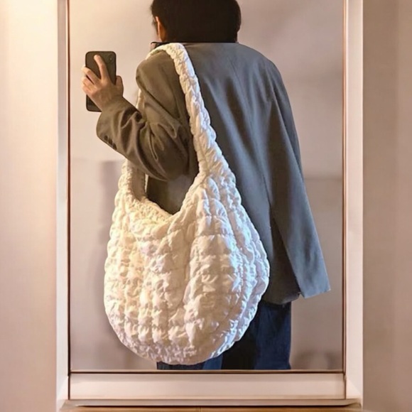 Pucker Up Quilted Carryall - Picture 2 of 4